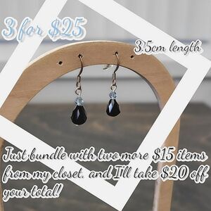 Vtg little faceted blue & black beaded drop earrings